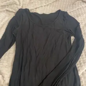 Detta är en tajt lång svart klänning som jag beställde från shein, jag testade enbart på mig den men insåg att den passade inte mig så bra. Köpt för 150kr och säljes nu för 50kr.
