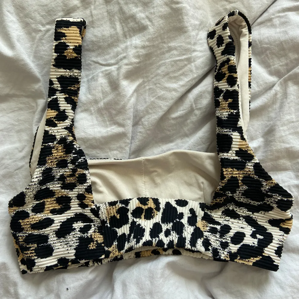 Bikiniöverdel från H&M i storlek 36 i leopardmönster. Aldrig använd men jättefin! . Övrigt.
