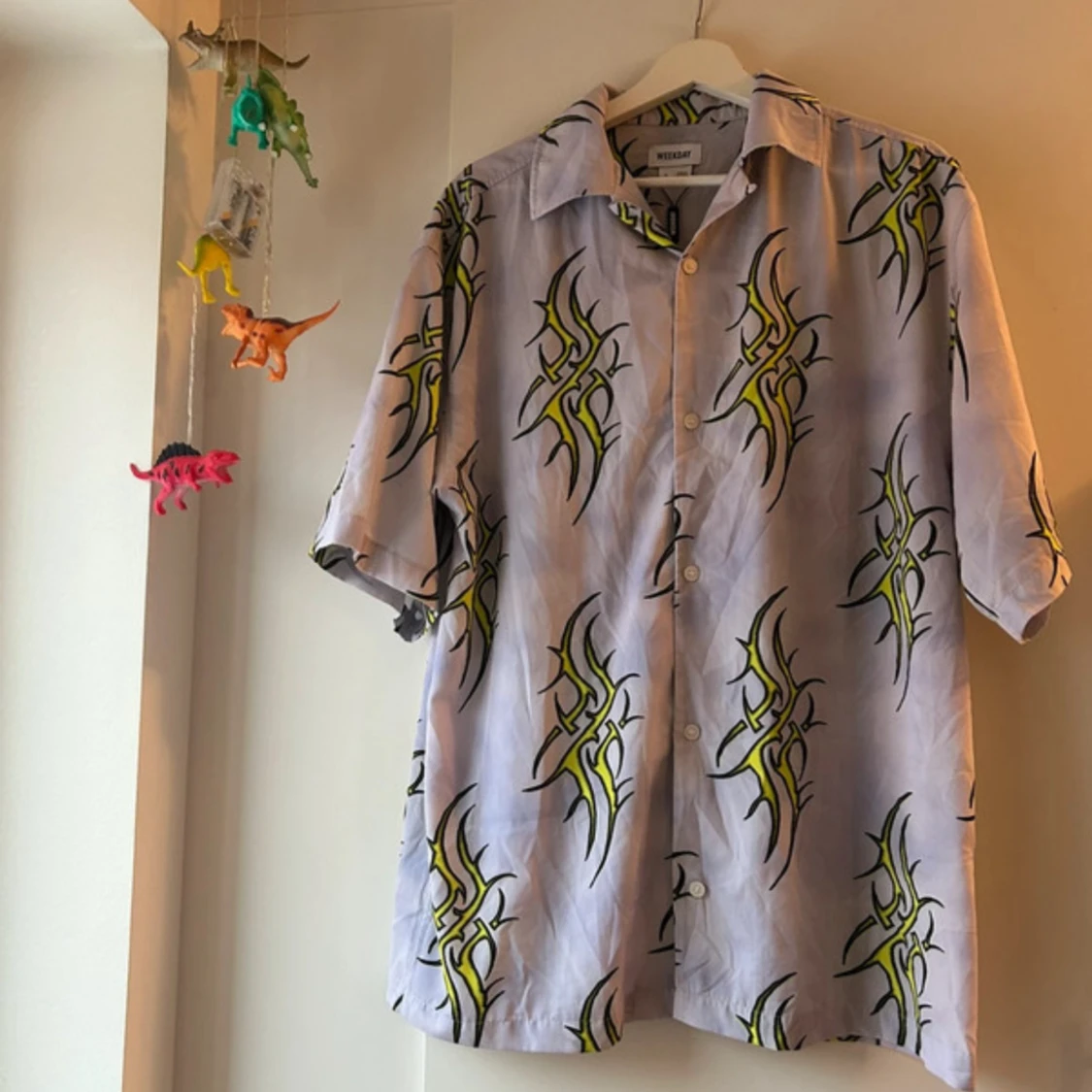 Kortärmad skjorta Weekday tribal neon y2k 