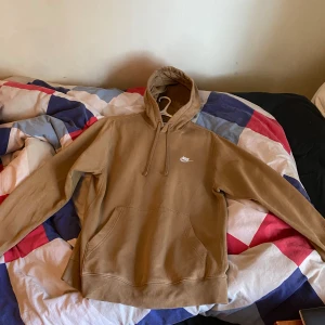 Nike Hoodie 3 färger storlek (S) - Säljer pågrund av att det inte är min stil någon mer. Storlek S men passar M jättebra också. Orignalpris 750kr (Zalando)  Säljer för 380kr per hoodie  Den vita är bara skrynklig alla är i jättebra skick bara och stryka så är den tilbaka. 