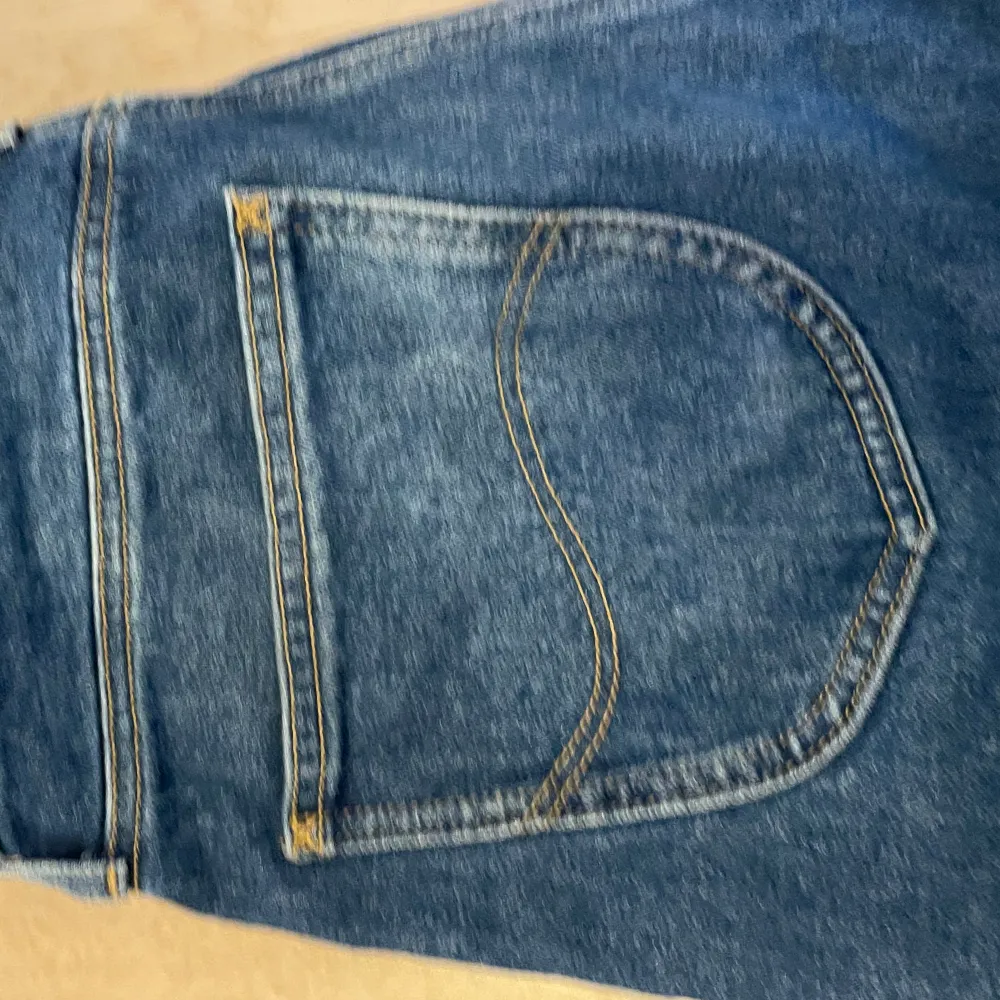 Nu säljer jag mina lee jeans för att de är för stora. De är knappt andvända och har inga defekter. Jag säljer den för 450, ny pris är 1099. De är i Str W28 L33. Fler bilder kan skickas vid intresse.. Jeans & Byxor.