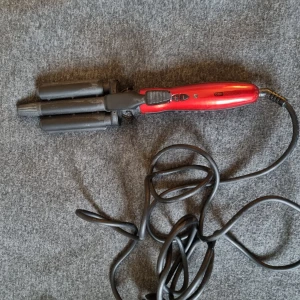 Locktång HBONordic - Locktång från HBONORDICA som gör medelstora S-Lockar, Värmeinställning mellan 100°-180°, + & - reglage samt en av/på knapp. Väldigt lång sladd. Kan skicka fler bilder vid önskan :) 