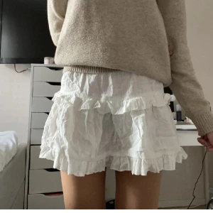Volangkjol - Söt vit kjol med volanger. Storlek XS, aldrig använd💗💗