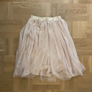 Tyllkjol  - En så fin tyllkjol som ger lite princessvibe! 