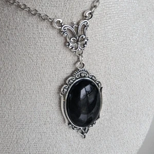 Ovalt berlockhalsband/gothic halsband  - Svart Gotisk Präglad Kristall Halsband  Ny och aldrig använt Längden ca 52 cm 