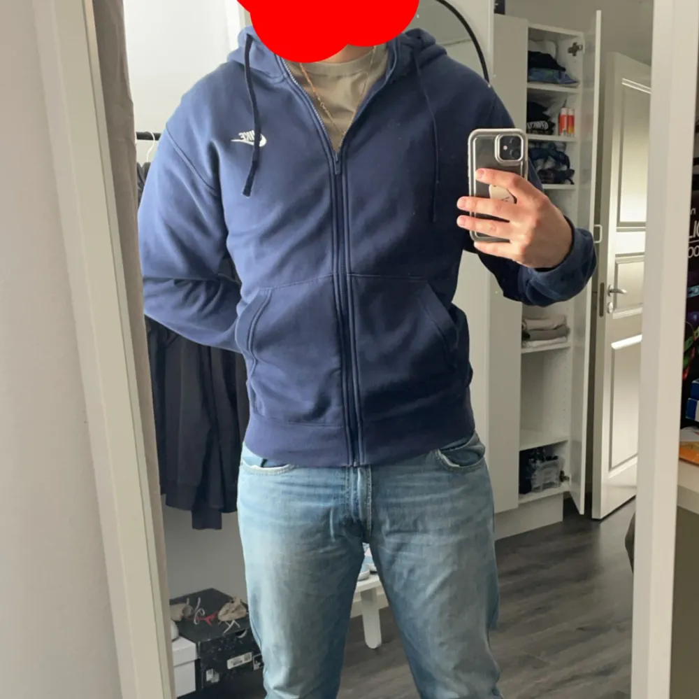 Hej, jag säljer denna blåa snygga Nike hoodie, Fick den i födelsedagspresent men fick den i en storlek för stor använt den två gånger, hoodie Är inte skadad på något sätt ser ut som ny.. Hoodies.