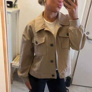 Vårjacka ☺️ - En beige vårjacka från vero Moda, knappt använd🩷