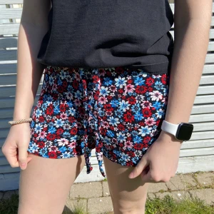 Nya! Shorts strl S - Helt nya shorts med knyte fram. Medelhög midja. Jättesöta!