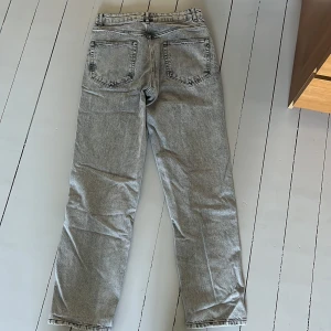 Jeans loose (gråa) - Asos design Loose Jeans Gråa Storlek: 30/32 Mycket fint skick