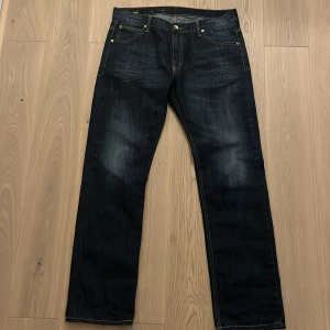 Lee jeans - Skitfeta jeans. Straight passform. 34 i midjan 32 i längden. Pris kan diskuteras