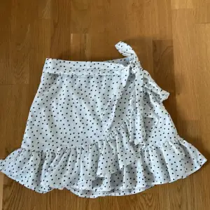 En vit kjol med svarta prickar på från Shein i stolek xs.  Nypris: ca 100kr. Den är i väldig bra skick. Kontakta mig för fler bilder!👍🏻