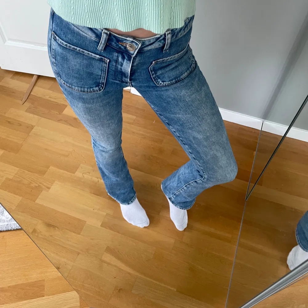 Blåa low waist jeans! Köpta utomland men i väldigt bra skick. 💘. Jeans & Byxor.