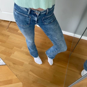 Blåa låga jeans - Blåa low waist jeans! Köpta utomland men i väldigt bra skick. 💘