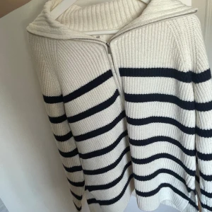 Stickad tröja - Jättefin stickad tröja ifrån H&m💘