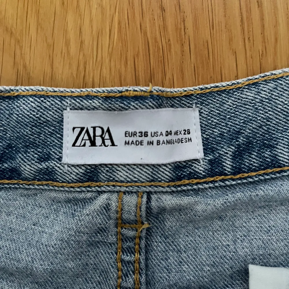 Snygga jeansshorts från Zara! Storlek 36 vilket motsvarar S. Shorts.