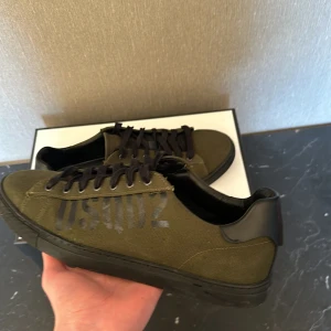 Olivgröna Dsquared 2 skor - Säljer nu dessa sjukt laidback dsquared skor i storleken 41. Passar något större. De är nästintill nya med en liten tvätt. Inget slitage alls på någon del av skorn. Box ingår. Garanterat äkta annars får ni pengarna tillbaka. Skjut iväg ett dm!