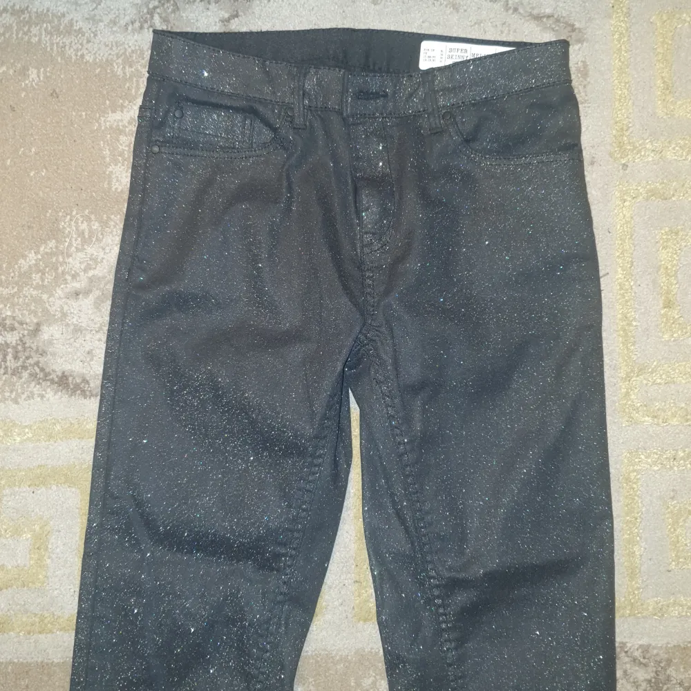 Spuer skinny git medium waist storlek 36 som nya märke esmara Jätte glittinga. Jeans & Byxor.