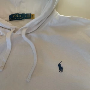 Ralph Lauren  - Tjena! Säljer en fet Ralph lauren hoodie  till ett bra pris! Nypris ⚡️2049kr⚡️mitt pris ⚡️400kr⚡️ säljer den då den inte riktigt kommer till användning! Varan är i toppskick 