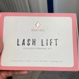 Lashlift kit  - Helt  oanvänd köpte den på plick av en annan köpare men inte kommit till användning, haft den hemma i garderoben bara. 