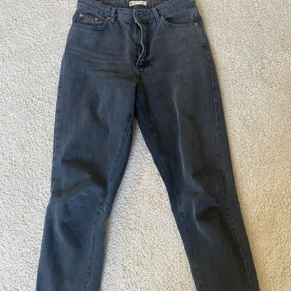 Jeans från Gina Tricot i modellen ”Perfect jeans”! säljer pga att de inte kommer till användning längre. Dessa är i storleken 36 men säljer också ett par i 38 (finns på min profil):D skriv vid frågor eller för fler bilder. Jeans & Byxor.