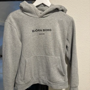 Björn Borg hoodie  - Hoodie ifrån Björn Borg i mycket fint skick. Storlek 36 men passar även 34 