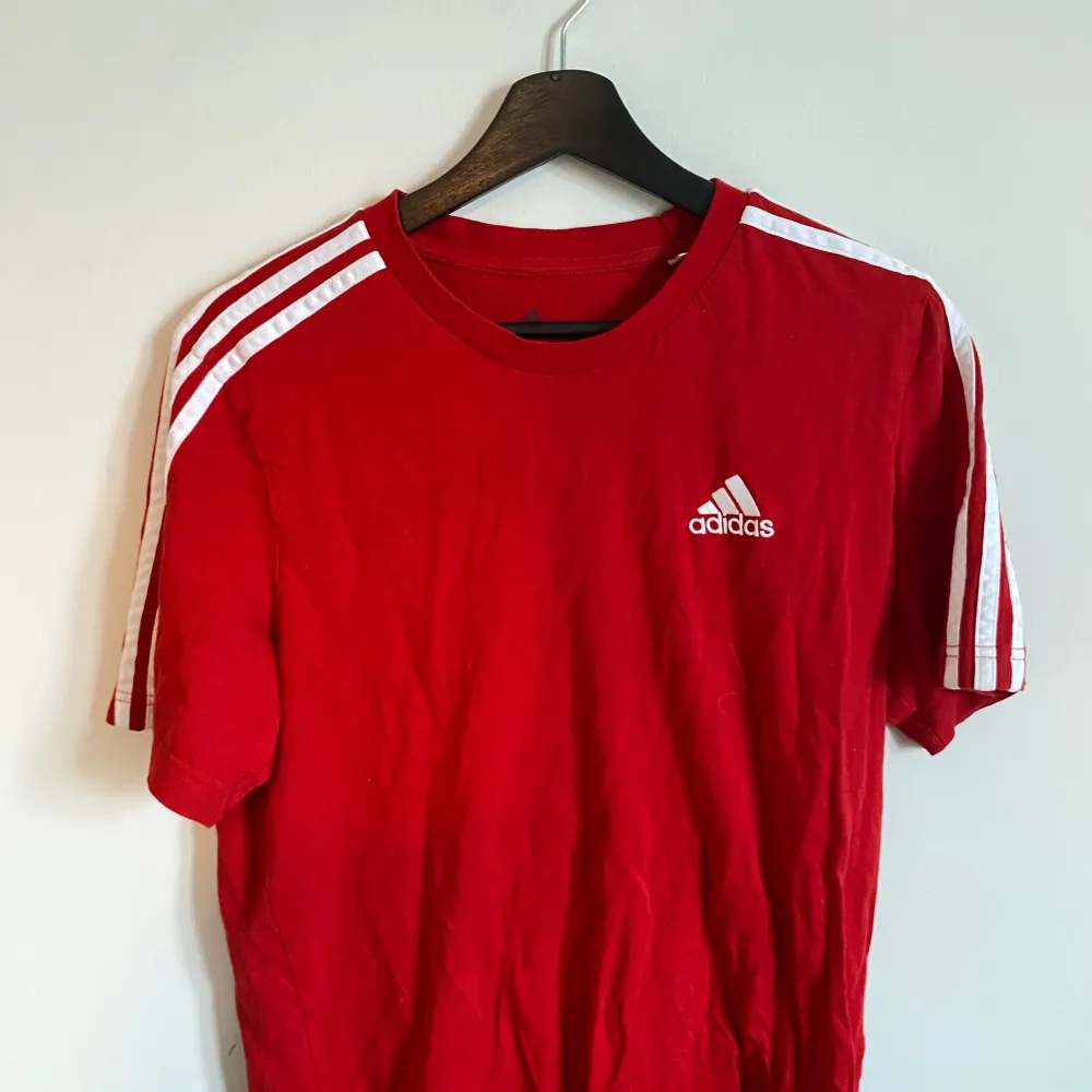 Röd adidas tröja . T-shirts.