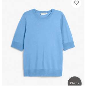 Finatickad blå t-shirt skit snygg speciellt till vita linnebyxor 💕 nypris 249kr 