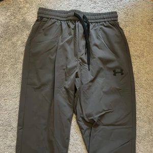 Under armour byxor  - Sköna och fräscha under armour byxor 👖 skriv om ni är intresserade 