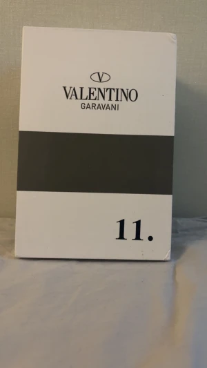 Valentinos  - Dessa skor är väldigt fina och fick hem dom för några veckor sedan, testat inomhus endast men jag säljer de för jag råkade beställa en storlek för stor❤️