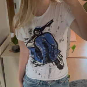 T-shirt - Säljer denna supergulliga t-shirten ❤️ Kan stylas för att bli riktigt Stockholmsstil!! 😻 skulle säga att den sitter bra på mig som har xs/s