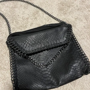 Stella McCartney liknande väska  - Jätte fin väska som liknar den från Stella McCartney!💕 fick den av en kompis och är knappt använd då jag senare fick en större. Så den är i bra skick💕 den har många bra fack och mycket utrymme! Priset kan diskuteras 🫶🏼skriv privat för fler bilder/mått