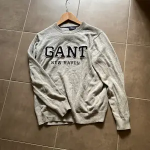 Säljer nu denna stiliga Gant tröja då den blivit för liten och inte använda mycket. Skick 9/10 nypris: 1000