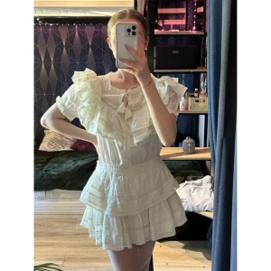 Love Shack Fancy klänning  - Säljer min fina love shack fancy klänning då den tyvärr är för liten för mig. Det är en storlek xs/s, perfekt till studenten