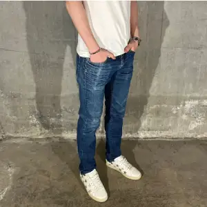 Levi’s jeans 511 i storleken 31/32 och modellen på bilden är 182 cm. Fint skick, nypris 1099. Köp för endast 299.
