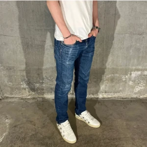 Levi’s 511 jeans - Levi’s jeans 511 i storleken 31/32 och modellen på bilden är 182 cm. Fint skick, nypris 1099. Köp för endast 299.