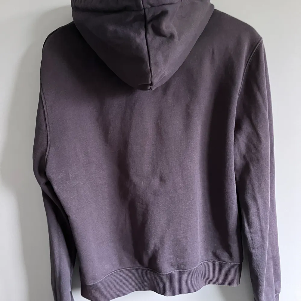 Axel arigato hoodie sparsamt använd för inte riktigt passar min stil och börjar bli liten. Ny pris 1600kr. Hoodies.