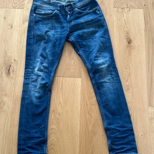 DONDUP JEANS TOPPSKICK - Tjena, säljer ett par dondup jeans i toppskick. Köpta i höstas men mest legat i garderoben. Inga skador! Riktigt snygg blå färg på de. 😀