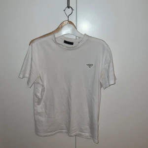 Prada tshirt - Tshirt från prada, storlek S.  Använd några gånger.  [Köp över 2 produkter så bjuder jag på frakten🤌🏻] 