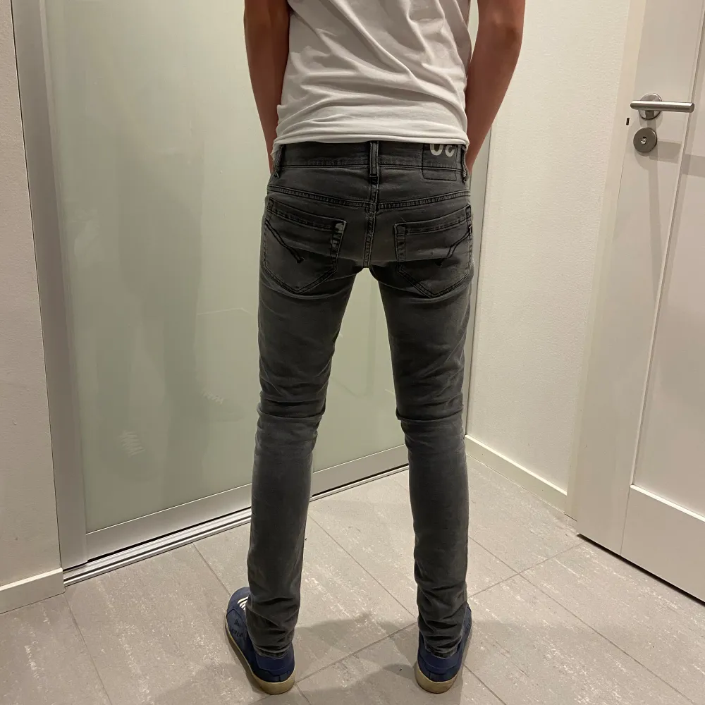 Säljer nu dessa gråa dondup George jeans som är riktigt snygga och i väldigt bra skick, skriv för fler bilder/frågor🙌🏼. Jeans & Byxor.