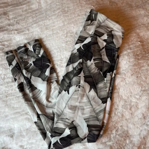 Stronger byxor  - Stronger tights, storleken verkar ej vara kvar men passar xs-s.   Använd men bra skick, små noppror förekommer på sidorna och en prick annars toppen skick.  Ficka för mobilen där bak. 