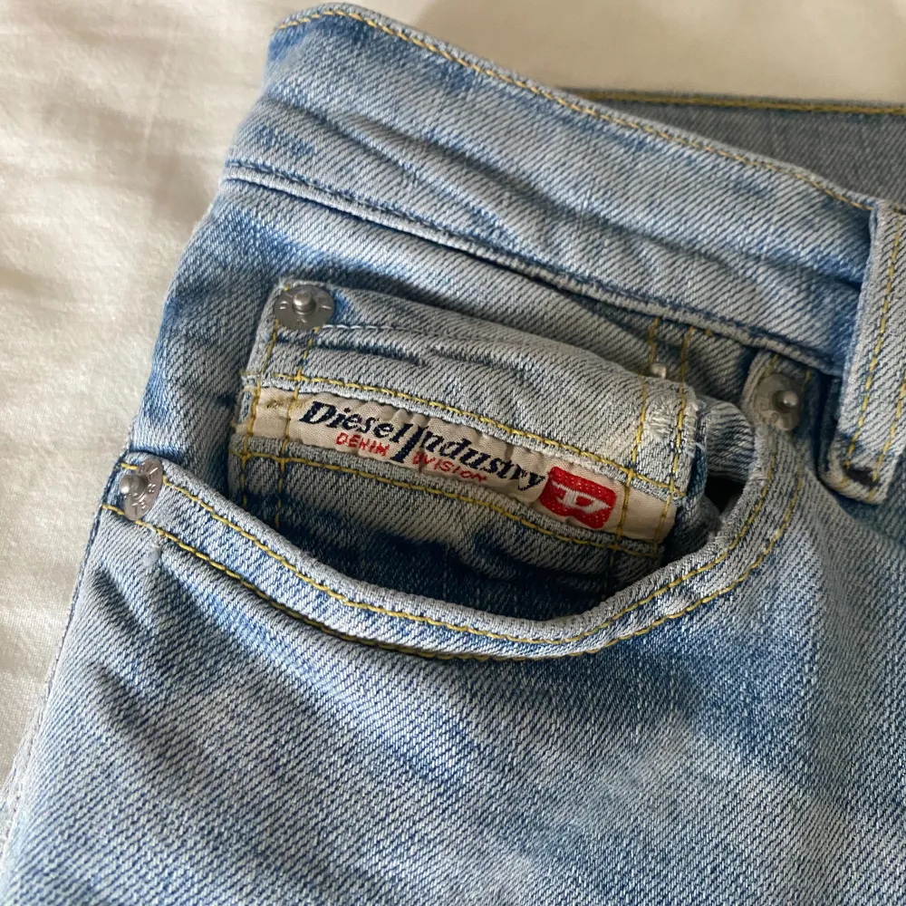 Säljer ett par suupersnygga ljusblå vintage diesel jeans som är lågmidjade. De har små defekter i grenen men absolut inget som märks. Midjemåttet rakt över är 38 cm! Skriv om det finns funderingar! 🥰. Jeans & Byxor.
