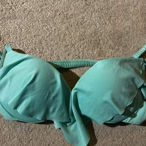 Säljer denna blå/gröna bikini toppen med push up i kupan i storlek s och i kupa 70a. Axelbanden går att skysteras  och är knappt använd 