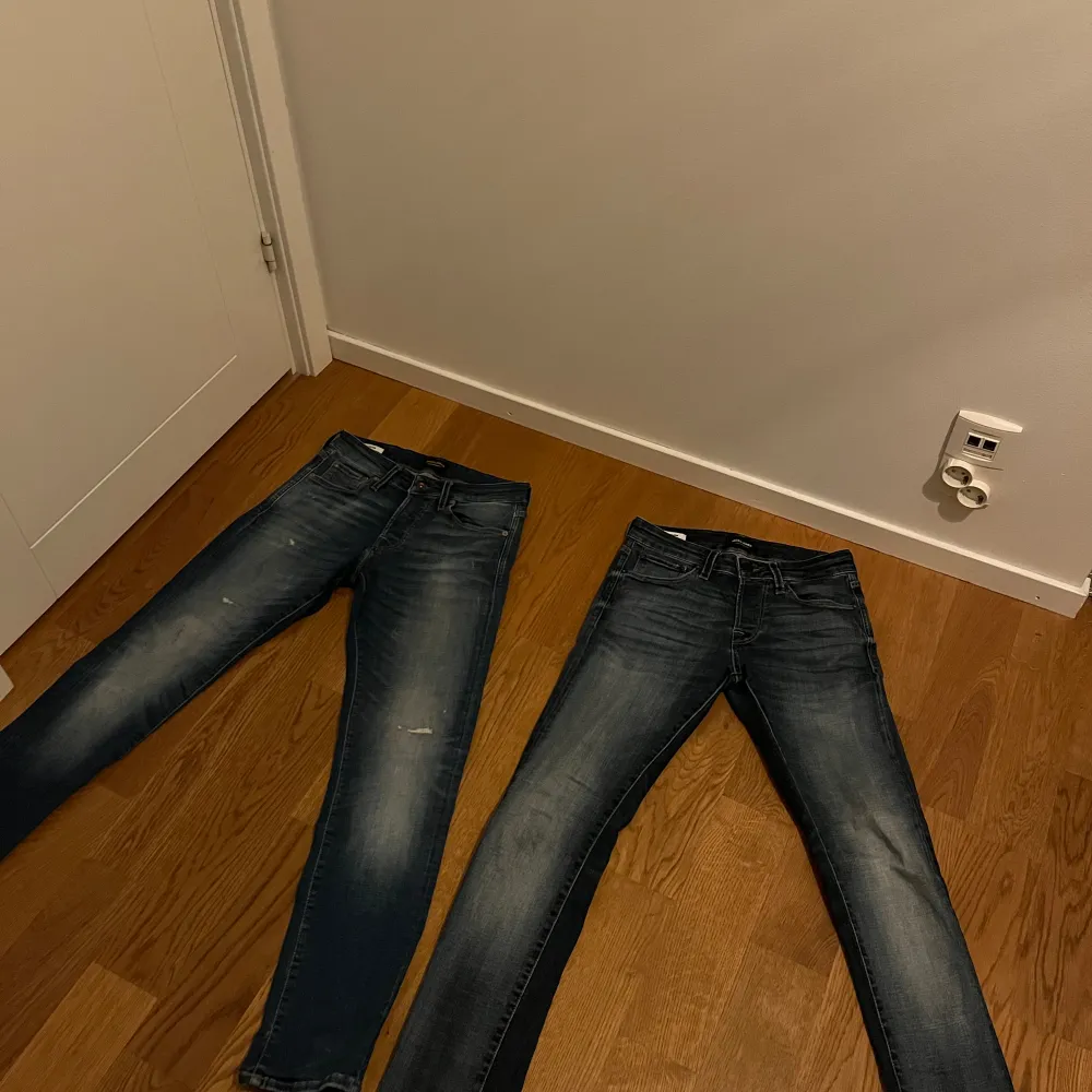 Hej! Säljer dessa Jack & Jones jeansen. Knappast använda, har bara legat i garderoben. Nypris: 900kr styck Mitt pris: 400kr för BÅDA!. Jeans & Byxor.