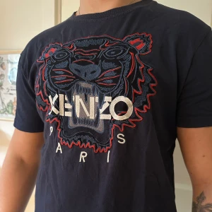 Kenzo t-shirt  - En snygg blå t-shirt från Kenzo! Skick 10/10 🤝🏽 Modellen på bilden har strl M och är 173 lång