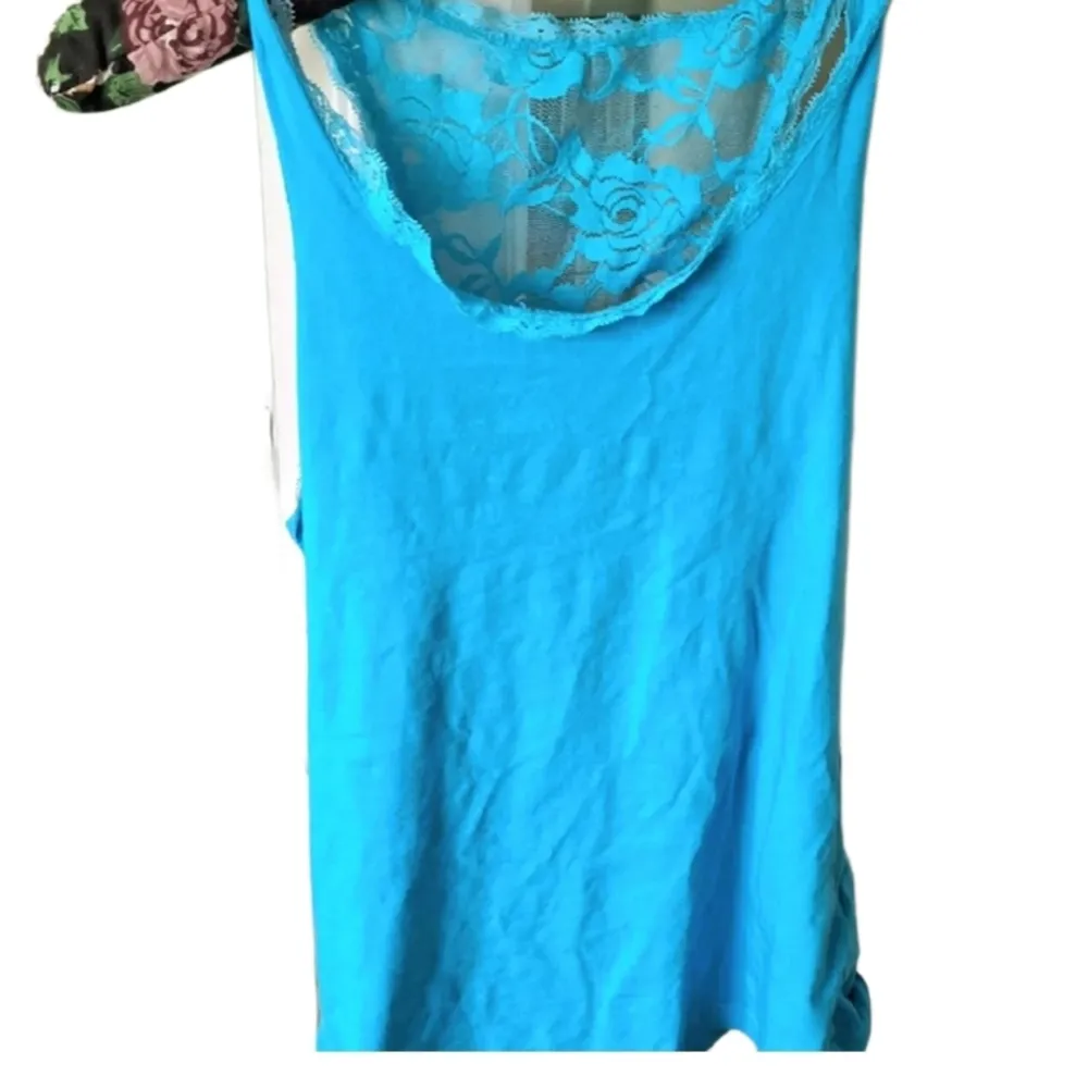 Ett blått spets linne (vet inte vilket märke det är för den är köpt på second hand), 2000-tals stil. Storlek S 💓 Har endast använt den 1 gång, inga defekter. . Toppar.