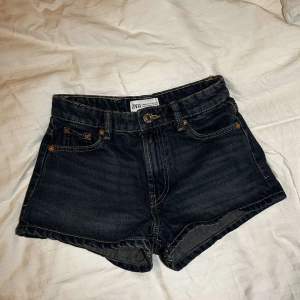 Intressekoll på mina fina jeansshorts från Zara, då de börjar bli för små. De är low waist💞 