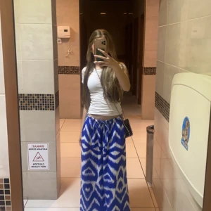 Snygg maxi tjol  - En jätte fin tjol som är blå vit är i otroligt bra skick köpt för 450 använd 1 gång priset kan gå ner vid snabb affär storlek S men passar även M och XS