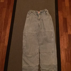 District fortysix byxor small - Säljer mina fräscha district byxor i storleken small det finns små hål långt ner på byxorna men inge märkbart och jag skicka bild på hålen köptes för 900 på junkyard för något år sen men väldigt lite använda