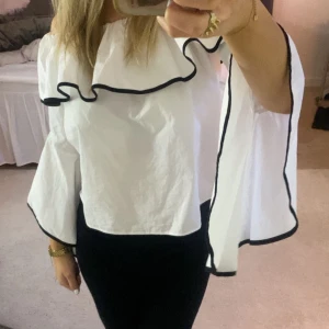 vit off shoulder blus - Superfin off shoulder blus från zara💗 använd fåtal gånger och i nyskick!!