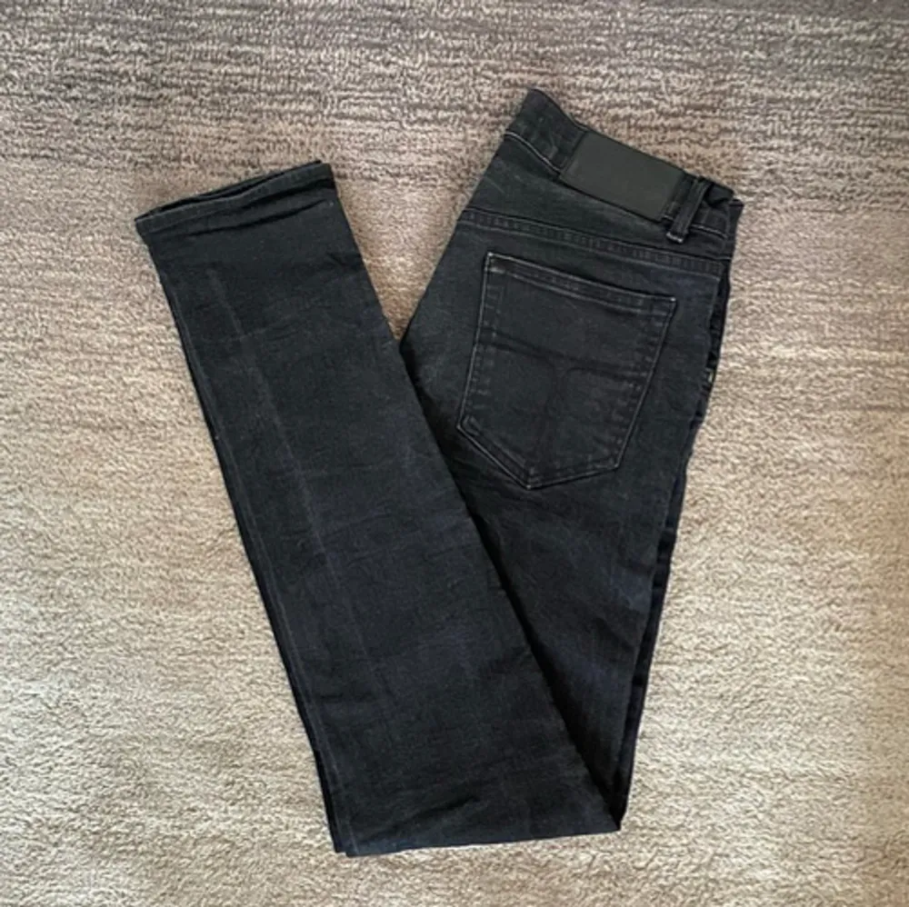 Säljer nu dessa Tiger of Sweden jeans i den fräscha färgen svart. Jeansen är i nyskick. Modellen är ca 180 cm lång.  Hör av er vid frågor elelr funderingar.. Jeans & Byxor.
